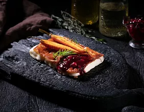 Жареный сыр с запеченной морковью и клюквой