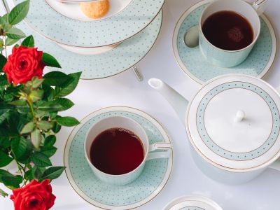 Чаепитие в травах сада в Luigi’s Garden