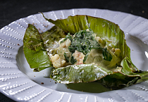 Сибас в банановом листе с карри-соусом с креветками