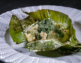 Сибас в банановом листе с карри-соусом с креветками