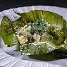 Сибас в банановом листе с карри-соусом с креветками