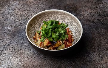 Салат с хрустящими баклажанами, розовыми томатами и соусом чили BBQ