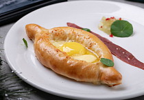 Хачапури с сулугуни и имеретинским сыром, копченым гусем и виноградом