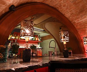 Моя рьяnaya babyшка летит V cingaпур