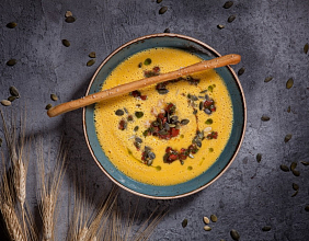 Суп из копченой кукурузой с тыквой и томатной сальсой