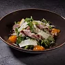 Салат с подкопченной уткой, рукколой, грушей и фруктовым чатни
