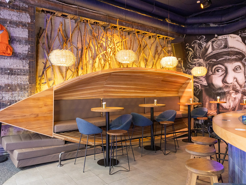 Моряк и Чайка на Кузнецком - фотография № 1