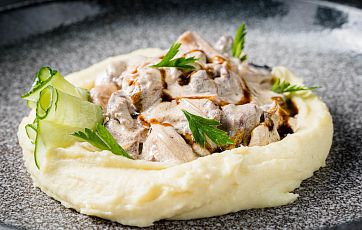 Бефстроганов из говядины с картофельным пюре