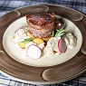 Говядина в беконе с соусом из лисичек