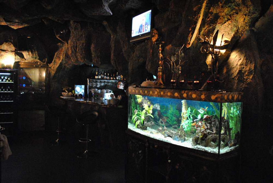 Липцы пещеры. Ресторан пещера в Рассказовке. Кафе пещера Керчь. Ресторан пещера в Махачкале. Бар пещера Ульяновск.