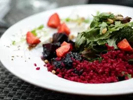 Запеченная свекла с черничным конфитом и мягким сыром от шеф-повара  ресторана Sixty