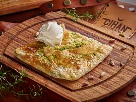 Слоёный хлеб Катмер от шеф-повара ресторана Cihan Turkish Steak and Kebab