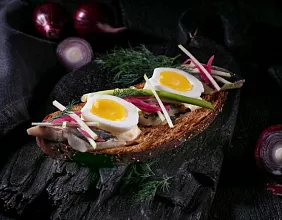 Бочковая селедка с красным луком