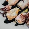 Кальмары мини с соусом из чернил каракатицы