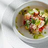 Каталана с крабом и красными креветками, сельдерея, красным луком и водой и томатов