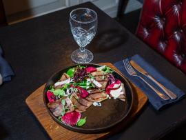 Салат с телячьим языком от гастробара Chelsea GastroPub
