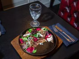 Салат с телячьим языком от гастробара Chelsea GastroPub