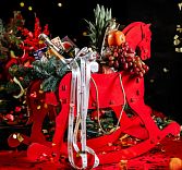 Подарочная корзина в виде огненной лошади-качалки от ресторана «Воронеж»