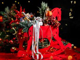 Подарочная корзина в виде огненной лошади-качалки от ресторана «Воронеж»