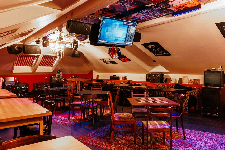 Евгенич - средний счет  1500-2000р