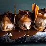 Профитроли с мороженым из фундука, соленой карамелью и горьким шоколадом