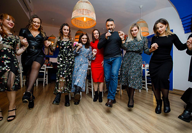 Греческие танцы и битьё тарелок