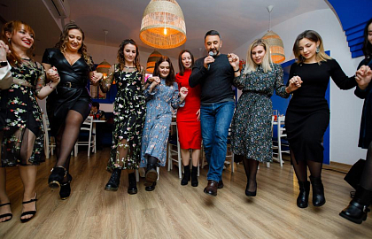 Греческие танцы и битьё тарелок