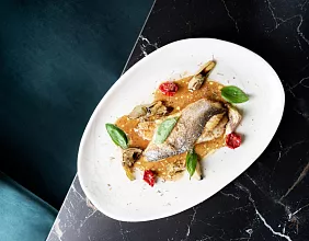 Сибас с артишоками и соусом из печеных овощей