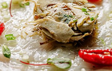 Карпаччо из дорадо с артишоками, лимоном и мятой