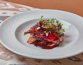 Утиная ножка с корнем сельдерея и соусом из черешни