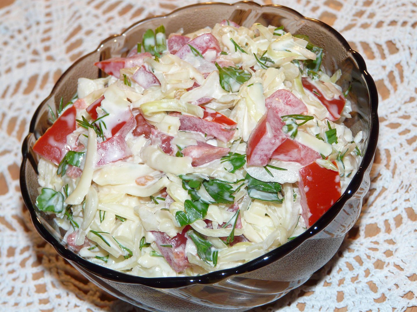 Классический салат огурец помидор капуста. Овощной салат с майонезом. Салат с капустой и помидорами. Салат с капустой помидорами и сыром. Салат с белокочанной капустой.