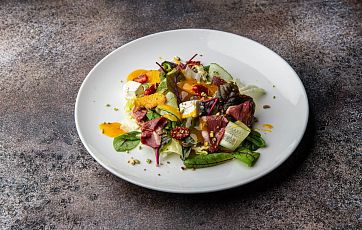 Салат с утиной грудкой, фисташкой и цитрусовым бальзамиком