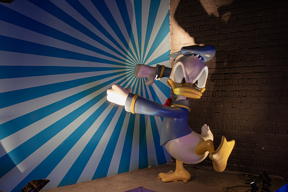 Руки Вверх! Бар - особенности диванчики