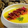Тунец татаки, болгарский перец и соус халапенью