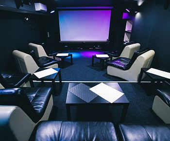 Friends Hall Newtone / Френдс Холл Ньютон