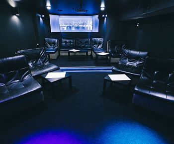 Friends Hall Newtone / Френдс Холл Ньютон