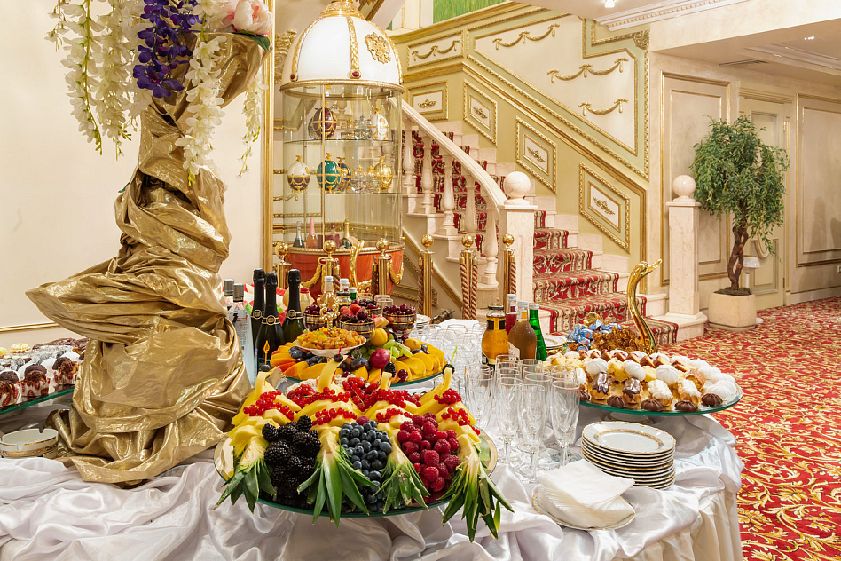 Виктория - сумма банкетного меню от 3000 руб.