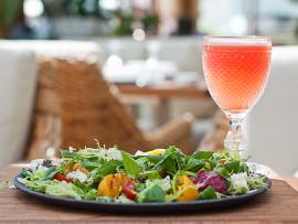 Салат с моцареллой и абрикосами из ресторана Rose Bar