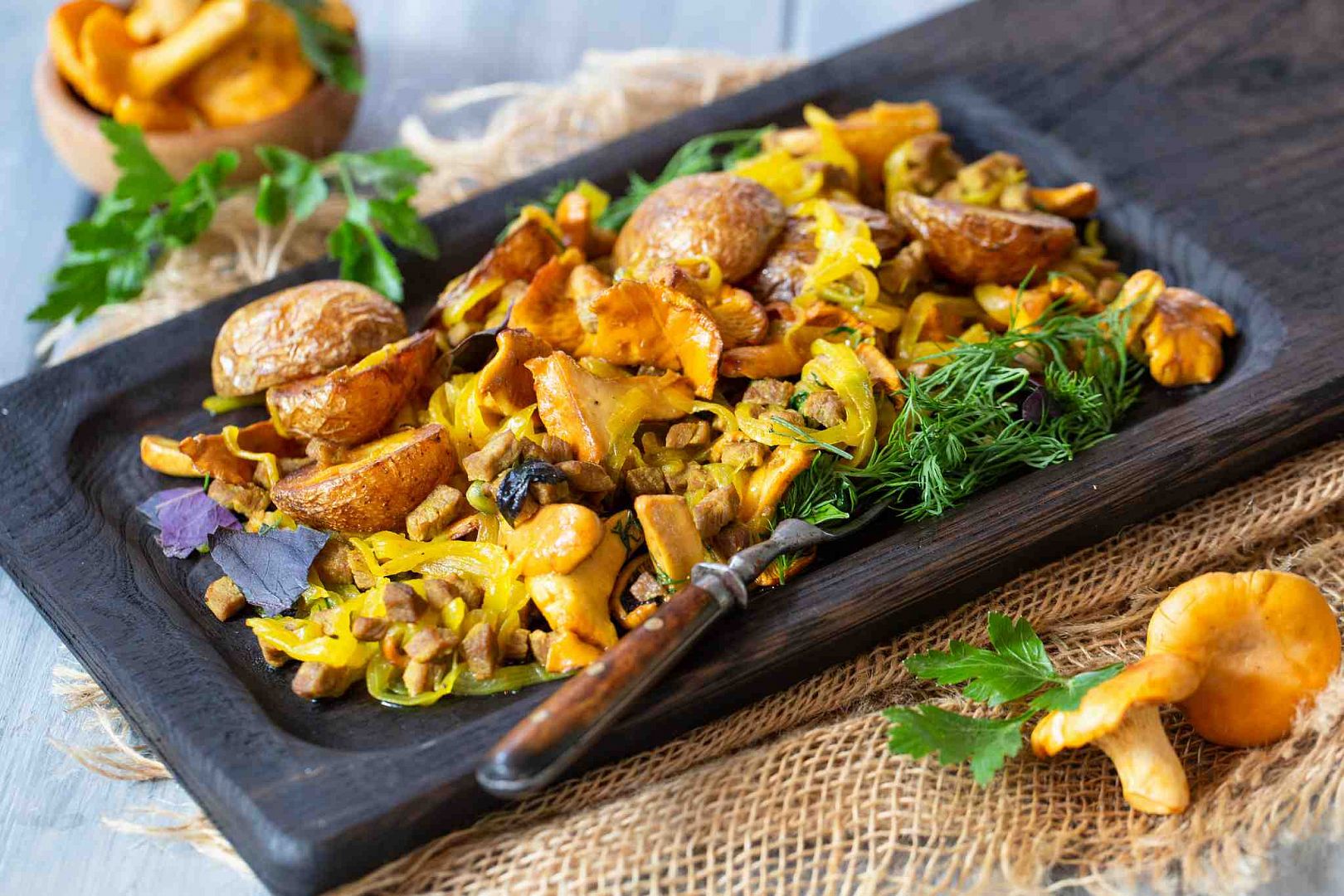 Рецепт со свежими грибами. Блюда из грибов. Грибы приготовленные. Блюда с лисичками. Красивые блюда из грибов.