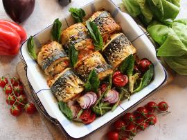 Запеченные рулетики из скумбрии с грибами, сыром и овощами от шеф-повара ресторана «Пироги Вино и Гусь»