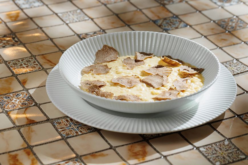 панорамный Боно блюда с трюфелем в видовом BUONO сезон белого трюфеля