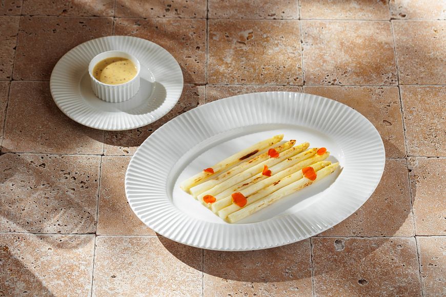 панорамный Buono сезон белой спаржи в итальянском видовом ресторане Боно